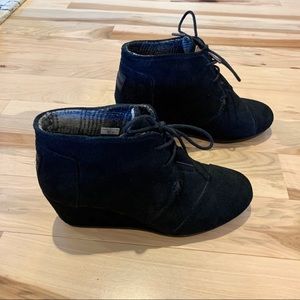 Toms size 7.5 wedge booties black